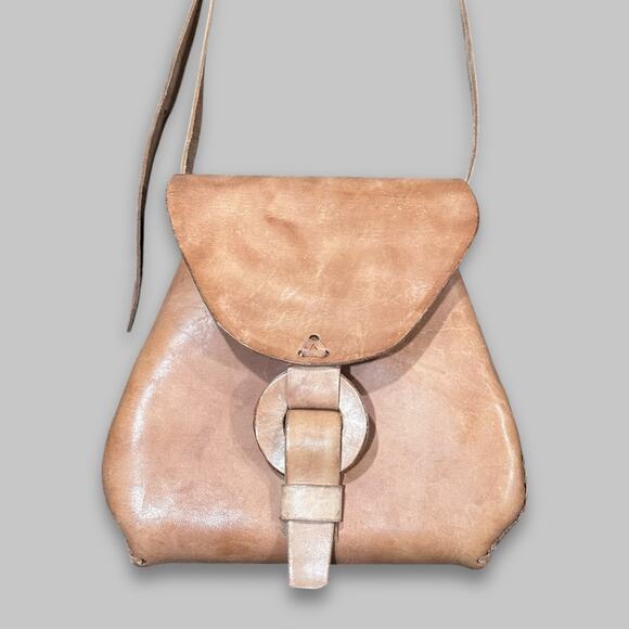 Vintage Tan Leather Crossbody Bag with Ring Buckle Closure - Picture 1 of 5